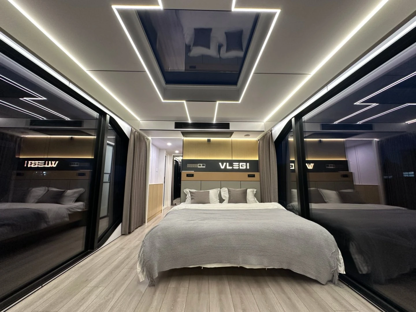 Mobilhaus Liu Tiny House, aydınlatmalı çift kişilik yatak odası.