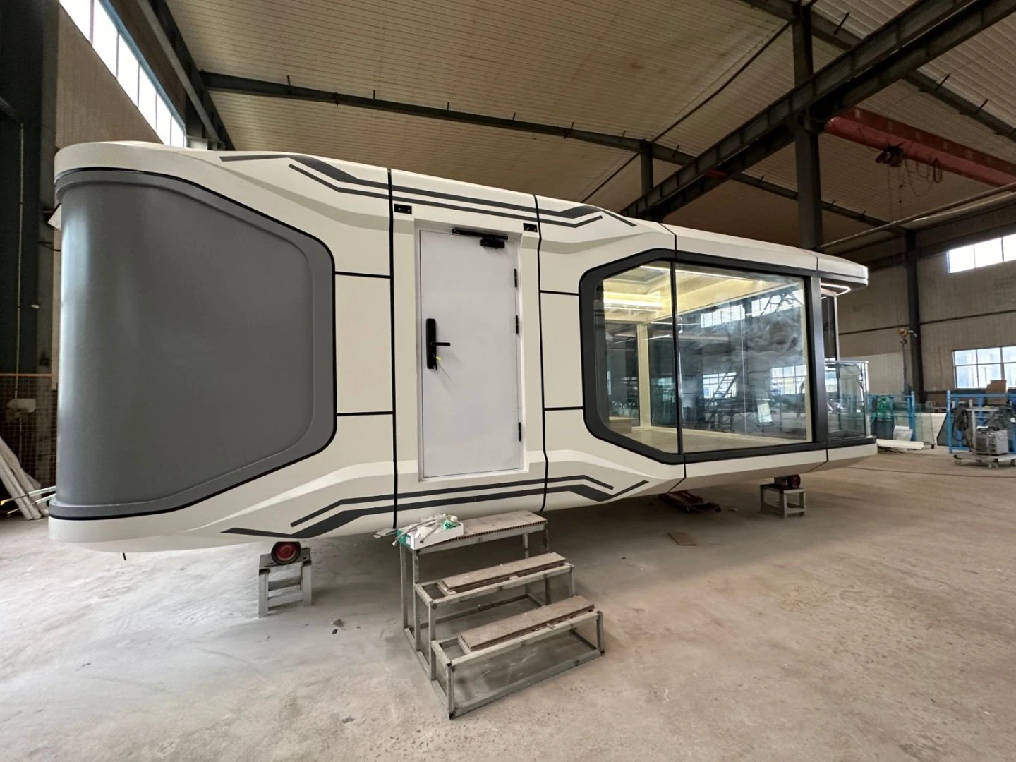 Mobilhaus Liu Tiny House, merdivenli dış cephe görünümü.